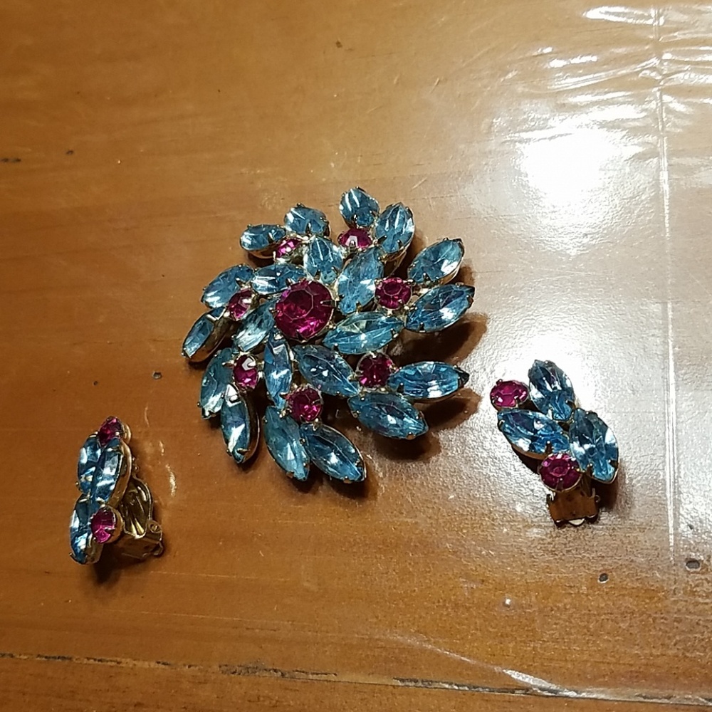 Vintage brooch with clip earrings